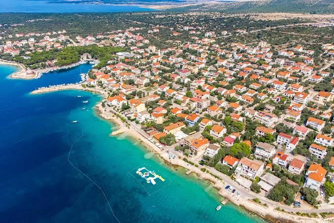 Mandre iz zraka — crveni krovovi uz tirkiznu obalu